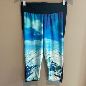 Women's Blue Mountain Print Knee-Length Leggings